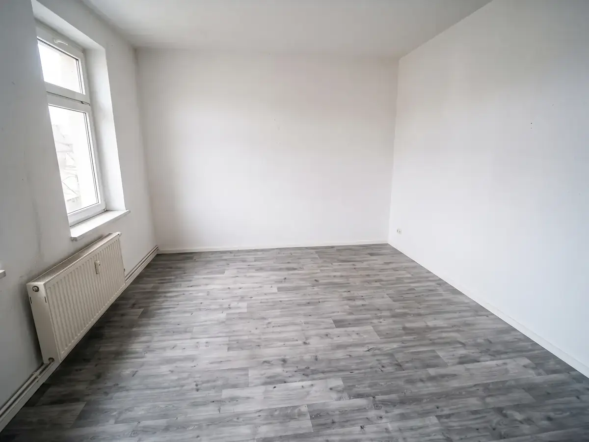 Nachher: dasselbe Zimmer nach der Entrümpelung leer und besenrein übergeben (Beispielbild)